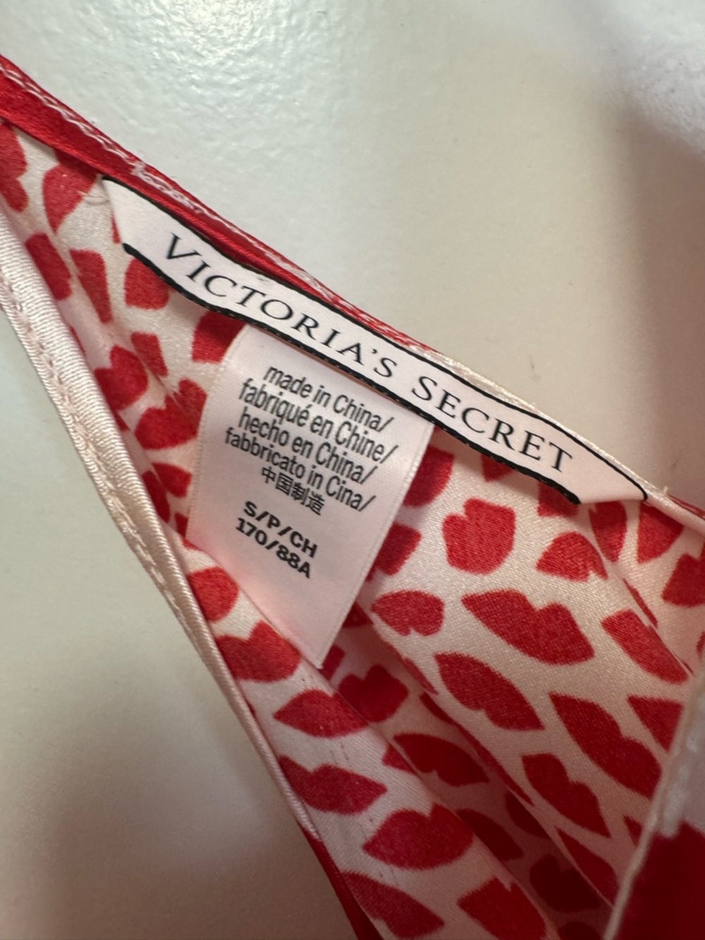 Victoria's Secret “Kiss Me like you mean it” lounge sleep top - Pre-loved -Small - Picture 7 of 7